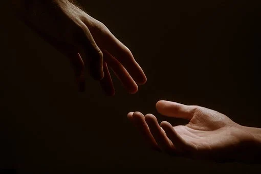 kädet kohtaavat