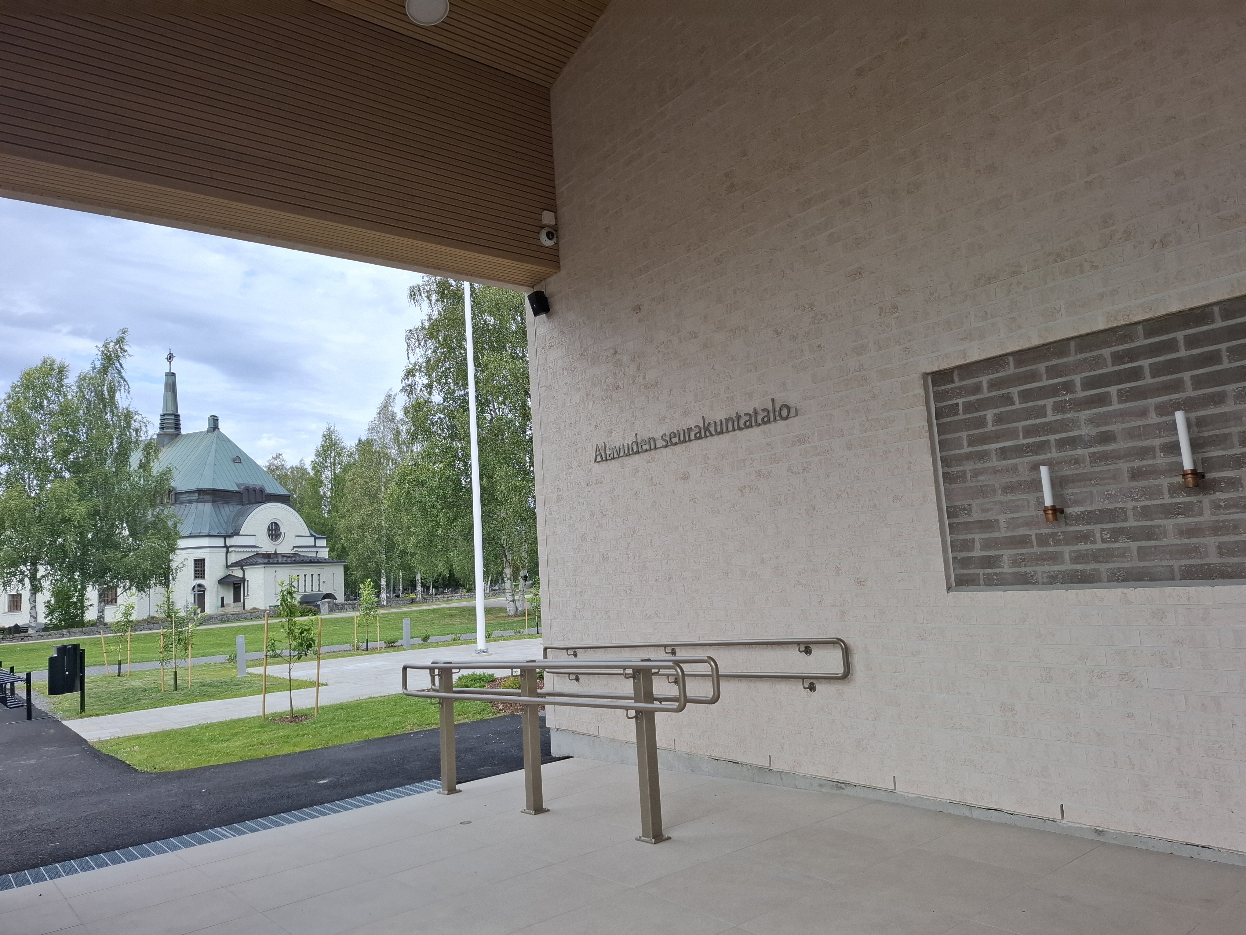 Uusi Alavuden seurakuntatalo ja Alavuden kirkko