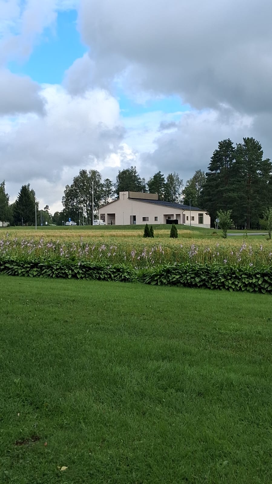 Seurakuntatalo muistojen kappelilta.jpg