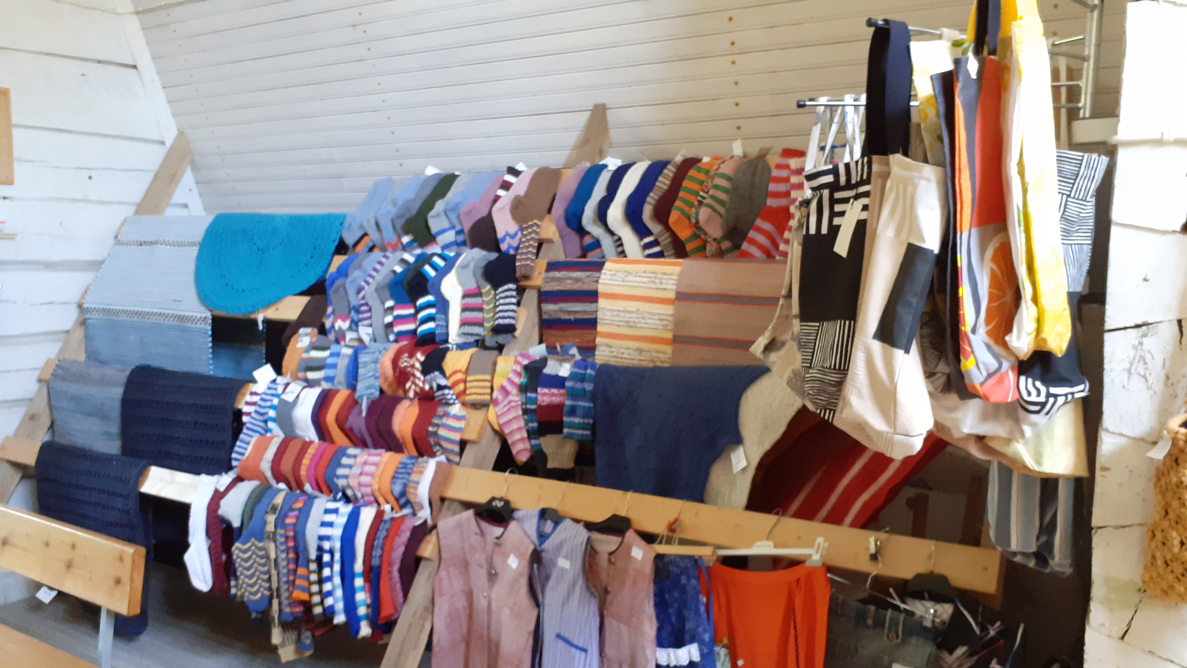 Lähetysmyymälän tuotteita myynnissä Tapulikahvilassa: puukäsitöitä, villasukkia, merkkaustöitä