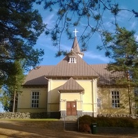 Töysän kirkko Keltainan puukirkko kesällä.