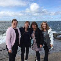 Diakoniatiimi meren rannalla neljä naista